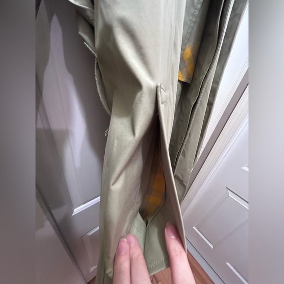 NEW WITH TAGS Burberry Beige Trench Coat with Yellow Lining US 38 - Picture 5 of 14